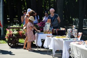 Выставка ярммарка в лесопарке в рязани